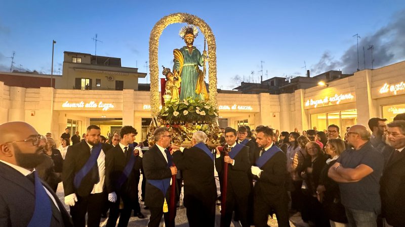 Festa di San Giuseppe 2024. L’avvio della processione e il rito delle chiavi al paese. I messaggi di Sindaco e Vescovo in Piazza Gramsci