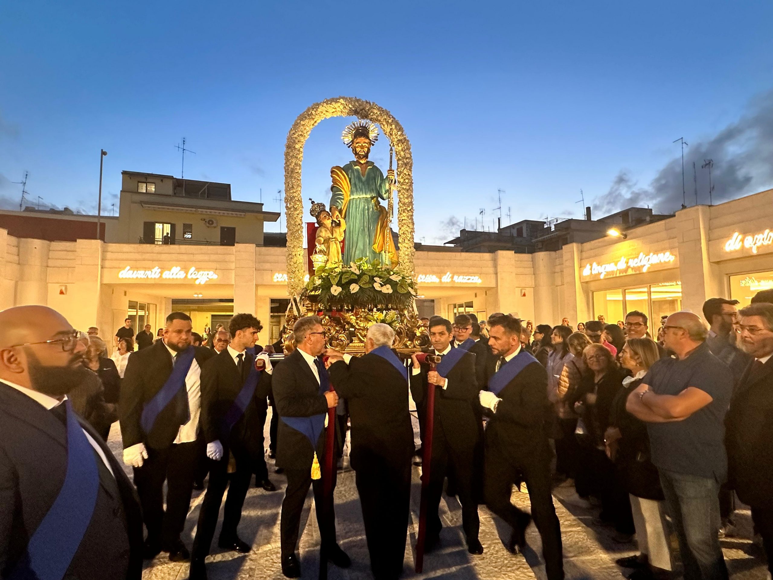 Festa di San Giuseppe 2024. L’avvio della processione e il rito delle chiavi al paese. I messaggi di Sindaco e Vescovo in Piazza Gramsci